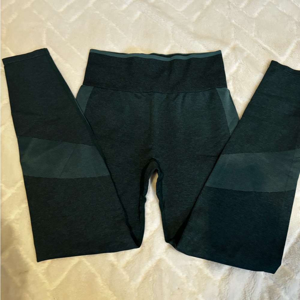 Women's Pink Leggings - hunter green Worn 1x Size Medium (but not tag) - Picture 6 of 9